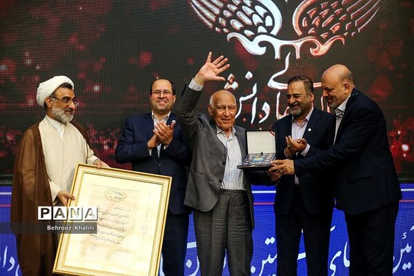 اعطای نخستین نشان عالی دانش