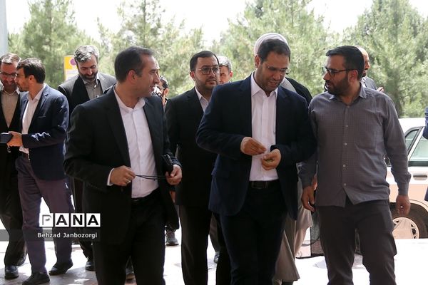 تجدید بیعت وزیر آموزش و پرورش با آرمان‌های امام راحل و ادای احترام به مقام شامخ شهیدان رجایی و باهنر