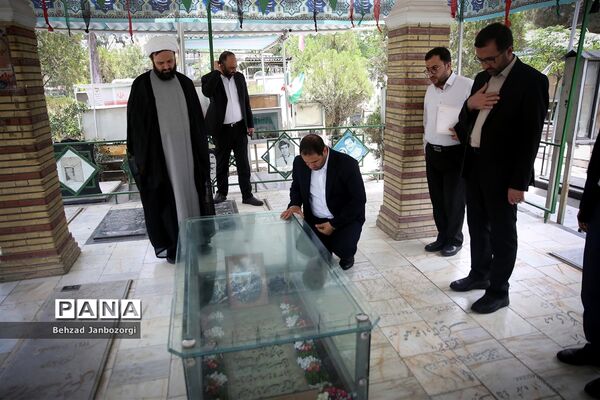 تجدید بیعت وزیر آموزش و پرورش با آرمان‌های امام راحل و ادای احترام به مقام شامخ شهیدان رجایی و باهنر
