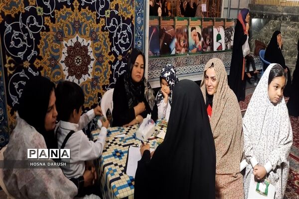 گفت‌وگو ی صمیمی معلمان مهدوی مشهد با زائران در جوار حرم آقا علی ابن موسی الرضا (ع)