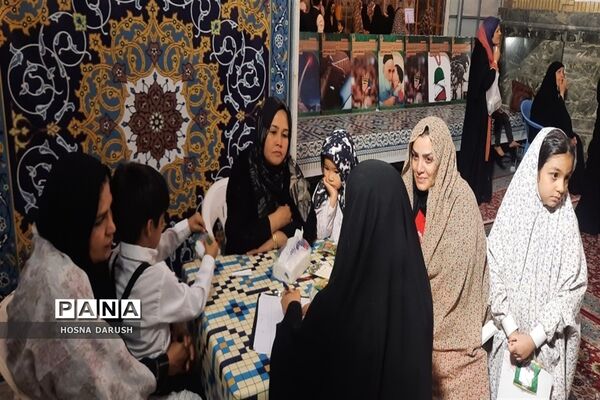 گفت‌وگو ی صمیمی معلمان مهدوی مشهد با زائران در جوار حرم آقا علی ابن موسی الرضا (ع)