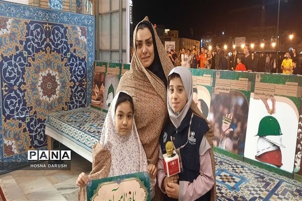 گفت‌وگو ی صمیمی معلمان مهدوی مشهد با زائران در جوار حرم آقا علی ابن موسی الرضا (ع)