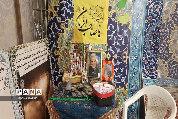 گفت‌وگو ی صمیمی معلمان مهدوی مشهد با زائران در جوار حرم آقا علی ابن موسی الرضا (ع)