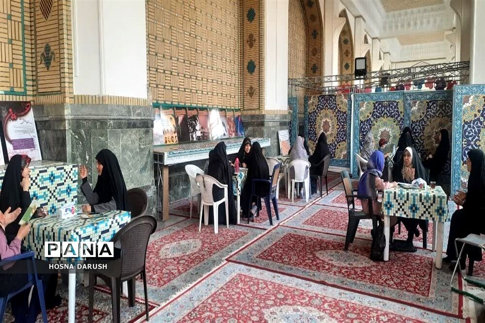 گفت‌وگو ی صمیمی معلمان مهدوی مشهد با زائران در جوار حرم آقا علی ابن موسی الرضا (ع)
