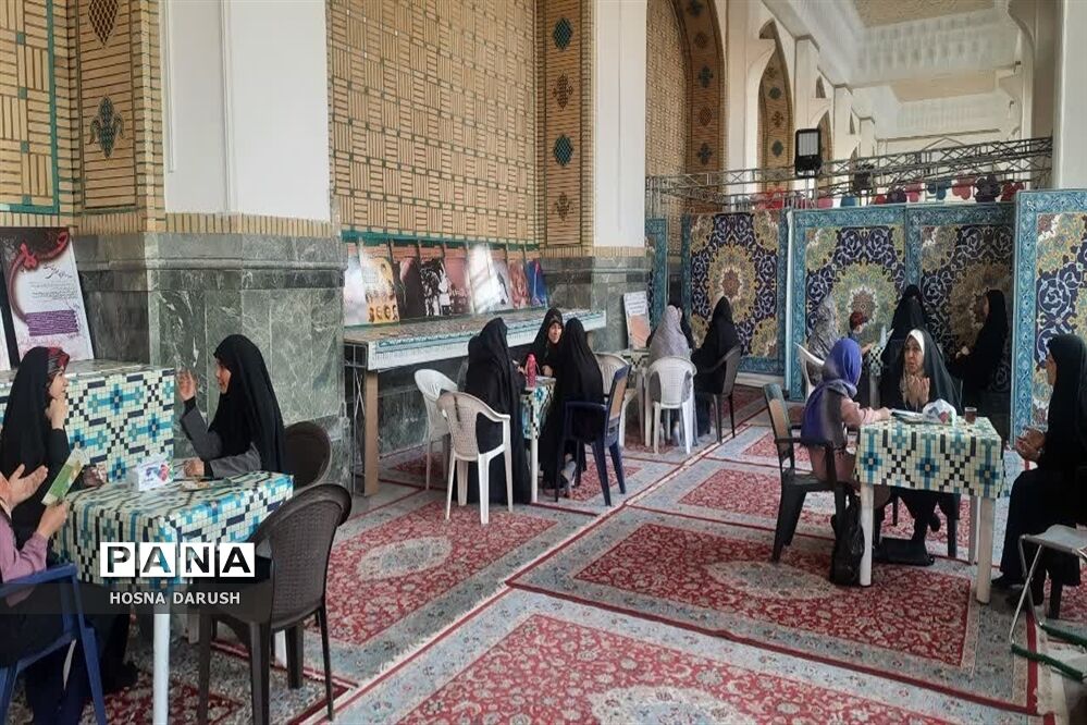 گفت‌وگو ی صمیمی معلمان مهدوی مشهد با زائران در جوار حرم آقا علی ابن موسی الرضا (ع)