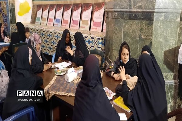 گفت‌وگو ی صمیمی معلمان مهدوی مشهد با زائران در جوار حرم آقا علی ابن موسی الرضا (ع)