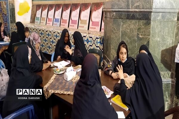 گفت‌وگو ی صمیمی معلمان مهدوی مشهد با زائران در جوار حرم آقا علی ابن موسی الرضا (ع)