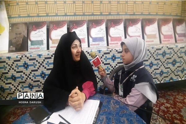 گفت‌وگو ی صمیمی معلمان مهدوی مشهد با زائران در جوار حرم آقا علی ابن موسی الرضا (ع)