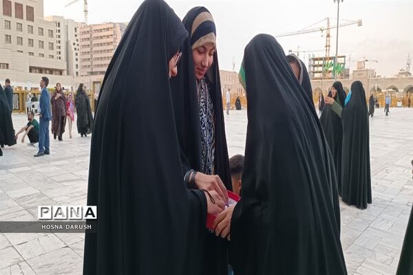 گفت‌وگو ی صمیمی معلمان مهدوی مشهد با زائران در جوار حرم آقا علی ابن موسی الرضا (ع)