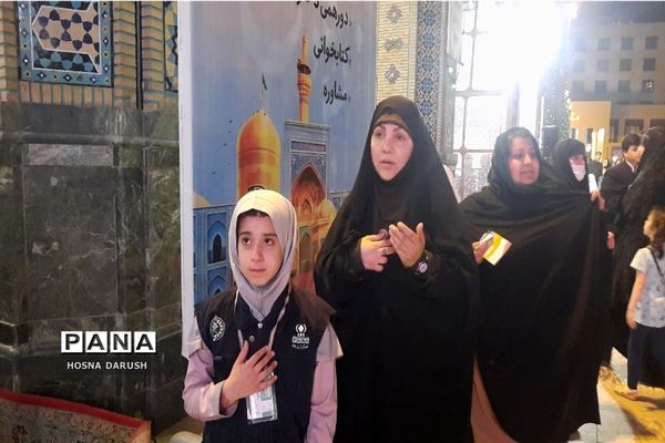 گفت‌وگو ی صمیمی معلمان مهدوی مشهد با زائران در جوار حرم آقا علی ابن موسی الرضا (ع)