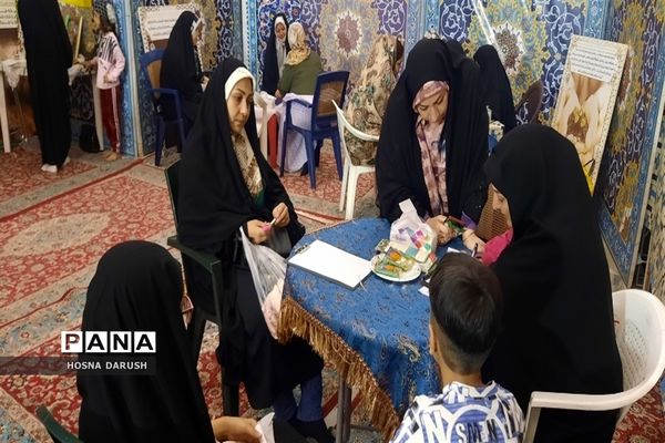 گفت‌وگو ی صمیمی معلمان مهدوی مشهد با زائران در جوار حرم آقا علی ابن موسی الرضا (ع)