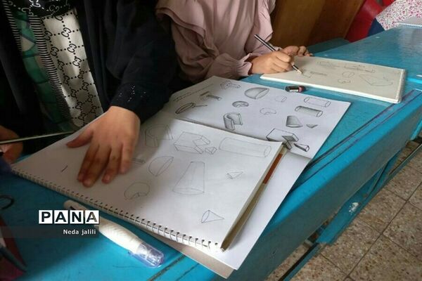 برگزاری کلاس‌های دست ورزی برای کودکان در کانون ملائک شهرستان‌قرچک