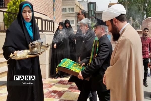برگزاری آیین پرچم‌گردانی حرم مطهر امام‌رضا(ع) در آموزشگاه امام‌رضا(ع) فیروزکوه
