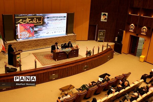 نشست نقد و بررسی کتاب «خاتون و قوماندان» در قم