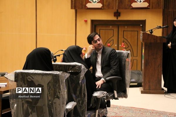 نشست نقد و بررسی کتاب «خاتون و قوماندان» در قم