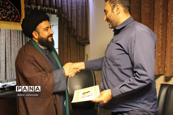 مراسم  تجلیل از خبرنگاران حوزه‌ها و نهادهای مختلف توسط امام‌جمعه رودهن در روز خبرنگار