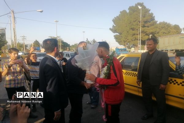 استقبال از دانش‌آموز قهرمان کشتی پهلوانی کاشمری
