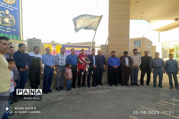 استقبال از دانش‌آموز قهرمان کشتی پهلوانی کاشمری