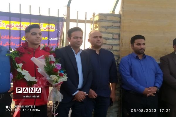 استقبال از دانش‌آموز قهرمان کشتی پهلوانی کاشمری