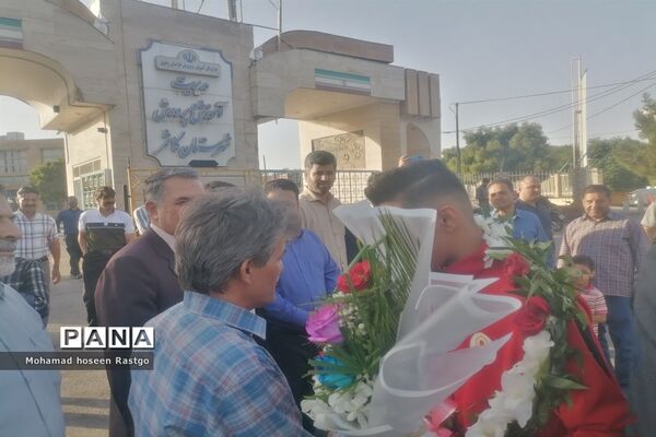 استقبال از دانش‌آموز قهرمان کشتی پهلوانی کاشمری