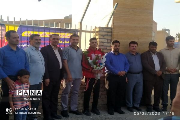 استقبال از دانش‌آموز قهرمان کشتی پهلوانی کاشمری