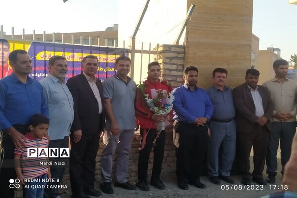 استقبال از دانش‌آموز قهرمان کشتی پهلوانی کاشمری