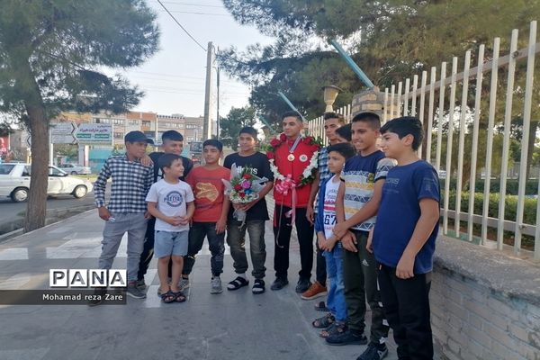 استقبال از دانش‌آموز قهرمان کشتی پهلوانی کاشمری