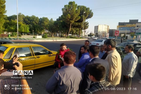 استقبال از دانش‌آموز قهرمان کشتی پهلوانی کاشمری