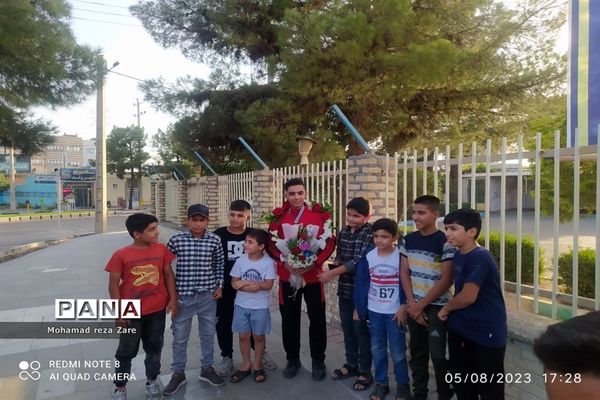 استقبال از دانش‌آموز قهرمان کشتی پهلوانی کاشمری