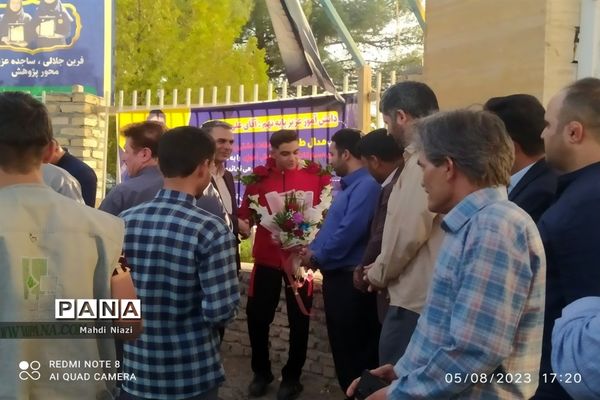 استقبال از دانش‌آموز قهرمان کشتی پهلوانی کاشمری