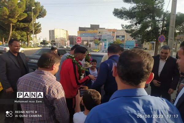 استقبال از دانش‌آموز قهرمان کشتی پهلوانی کاشمری