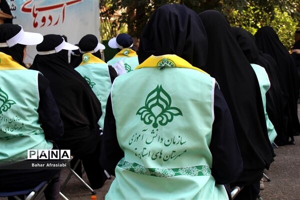 اهدای پرچم افتخار به مناطق در اردوی یاورمربیان پیشتاز دختر شهرستان‌های استان تهران