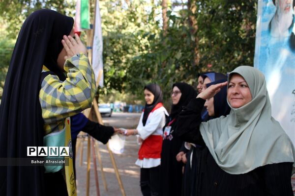 اهدای پرچم افتخار به مناطق در اردوی یاورمربیان پیشتاز دختر شهرستان‌های استان تهران