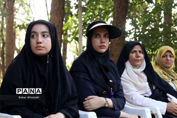 اهدای پرچم افتخار به مناطق در اردوی یاورمربیان پیشتاز دختر شهرستان‌های استان تهران