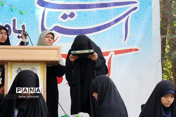 اهدای پرچم افتخار به مناطق در اردوی یاورمربیان پیشتاز دختر شهرستان‌های استان تهران
