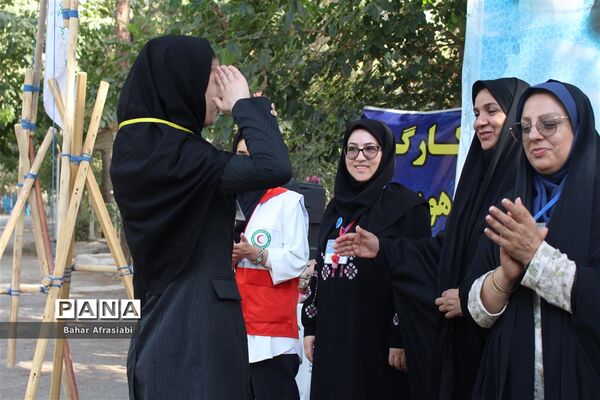 اهدای پرچم افتخار به مناطق در اردوی یاورمربیان پیشتاز دختر شهرستان‌های استان تهران
