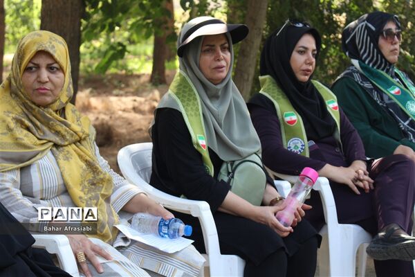 اهدای پرچم افتخار به مناطق در اردوی یاورمربیان پیشتاز دختر شهرستان‌های استان تهران