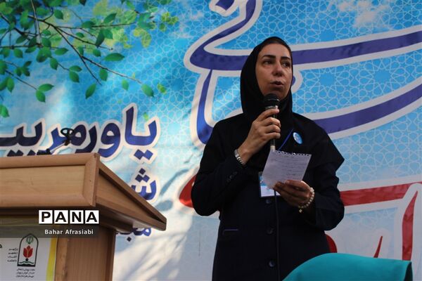 اهدای پرچم افتخار به مناطق در اردوی یاورمربیان پیشتاز دختر شهرستان‌های استان تهران