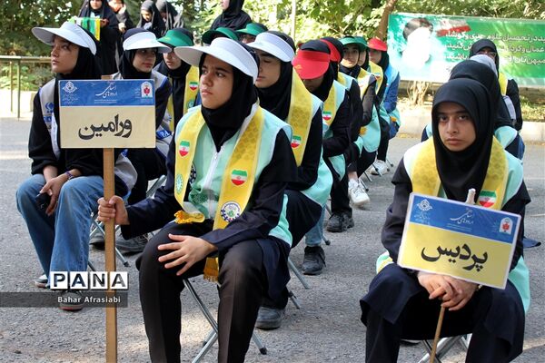 اهدای پرچم افتخار به مناطق در اردوی یاورمربیان پیشتاز دختر شهرستان‌های استان تهران