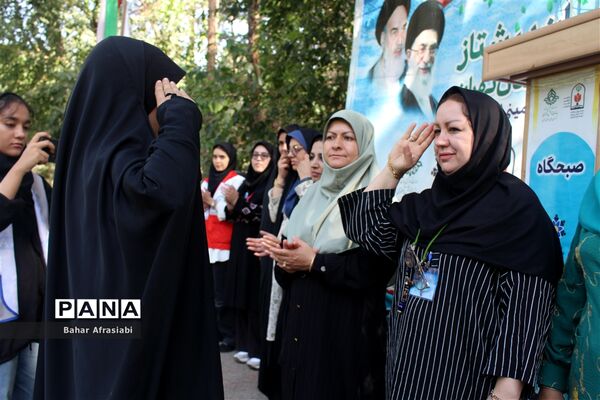 اهدای پرچم افتخار به مناطق در اردوی یاورمربیان پیشتاز دختر شهرستان‌های استان تهران