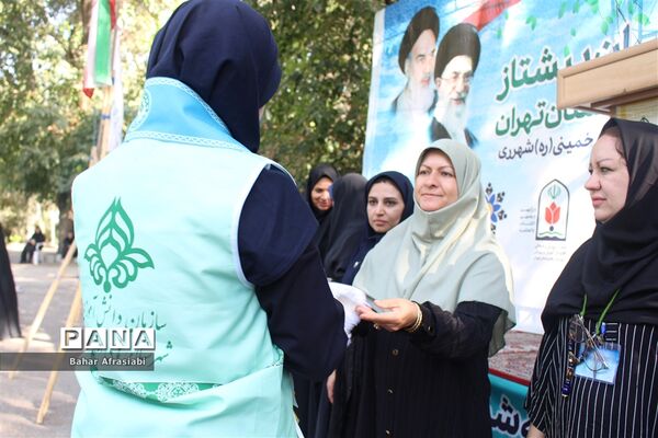 اهدای پرچم افتخار به مناطق در اردوی یاورمربیان پیشتاز دختر شهرستان‌های استان تهران