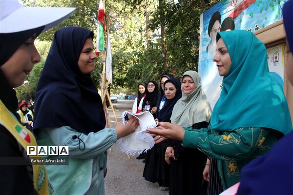 اهدای پرچم افتخار به مناطق در اردوی یاورمربیان پیشتاز دختر شهرستان‌های استان تهران
