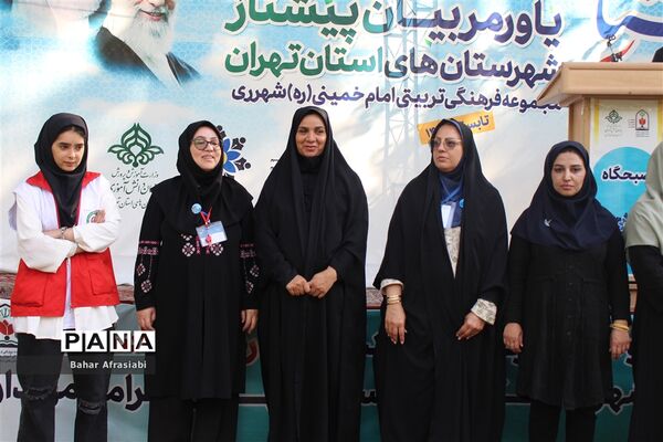 اهدای پرچم افتخار به مناطق در اردوی یاورمربیان پیشتاز دختر شهرستان‌های استان تهران