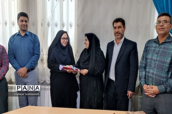 تجلیل از خبرنگاران در اداره آموزش و پرورش شهرستان خاتم
