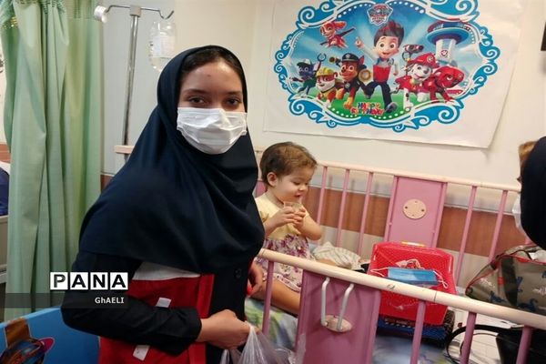 بازدید دانش‌آموزان اصفهانی از مرکز درمانی کودکان سرطانی وصعب العلاج بیمارستان حضرت سیدالشهدا(ع)