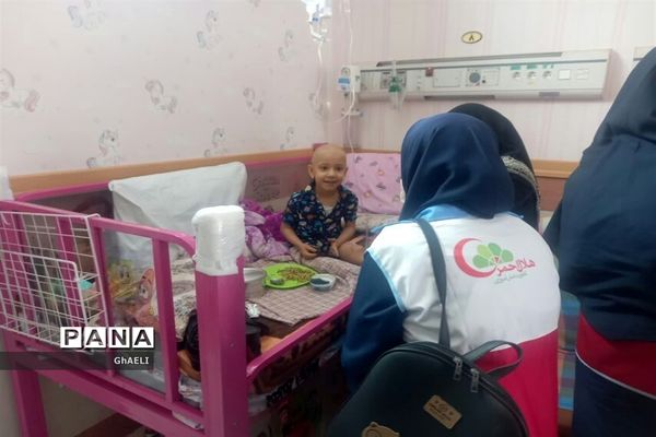 بازدید دانش‌آموزان اصفهانی از مرکز درمانی کودکان سرطانی وصعب العلاج بیمارستان حضرت سیدالشهدا(ع)