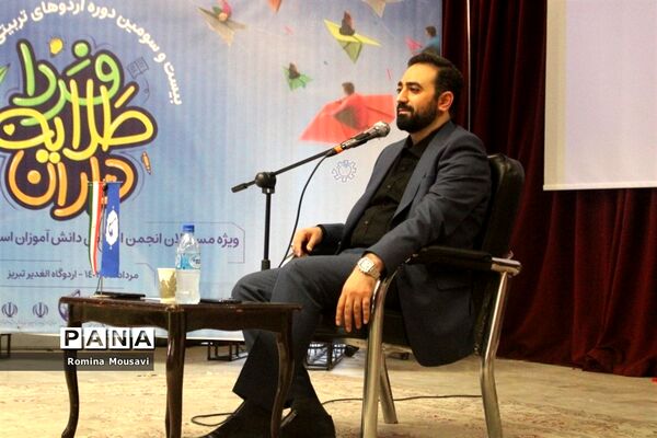 بازدید معاون امور جوانان وزارت ورزش و جوانان از اردوی طلایه‌داران فردا در تبریز