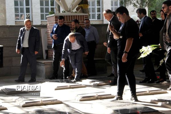 غبارروبی مزار شهدای رسانه به‌مناسبت روز خبرنگار