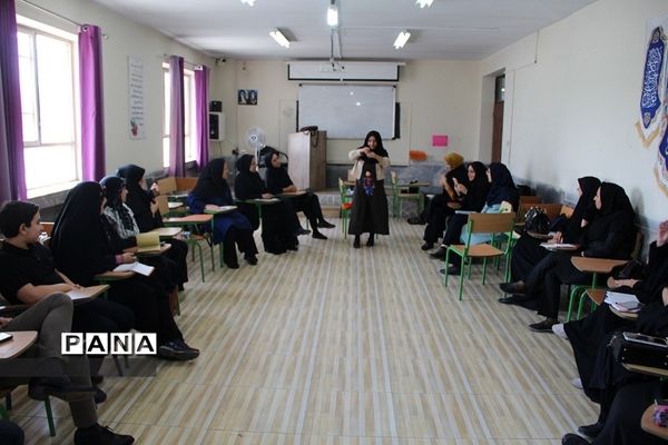 کارگاه هنرهای نمایشی و عروسک‌گردانی در دبیرستان دخترانه شریعت‌ شهرری