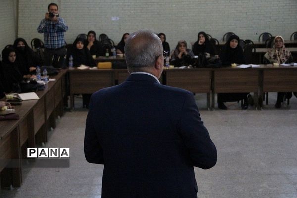 کارگاه هنرهای نمایشی و عروسک‌گردانی در دبیرستان دخترانه شریعت‌ شهرری